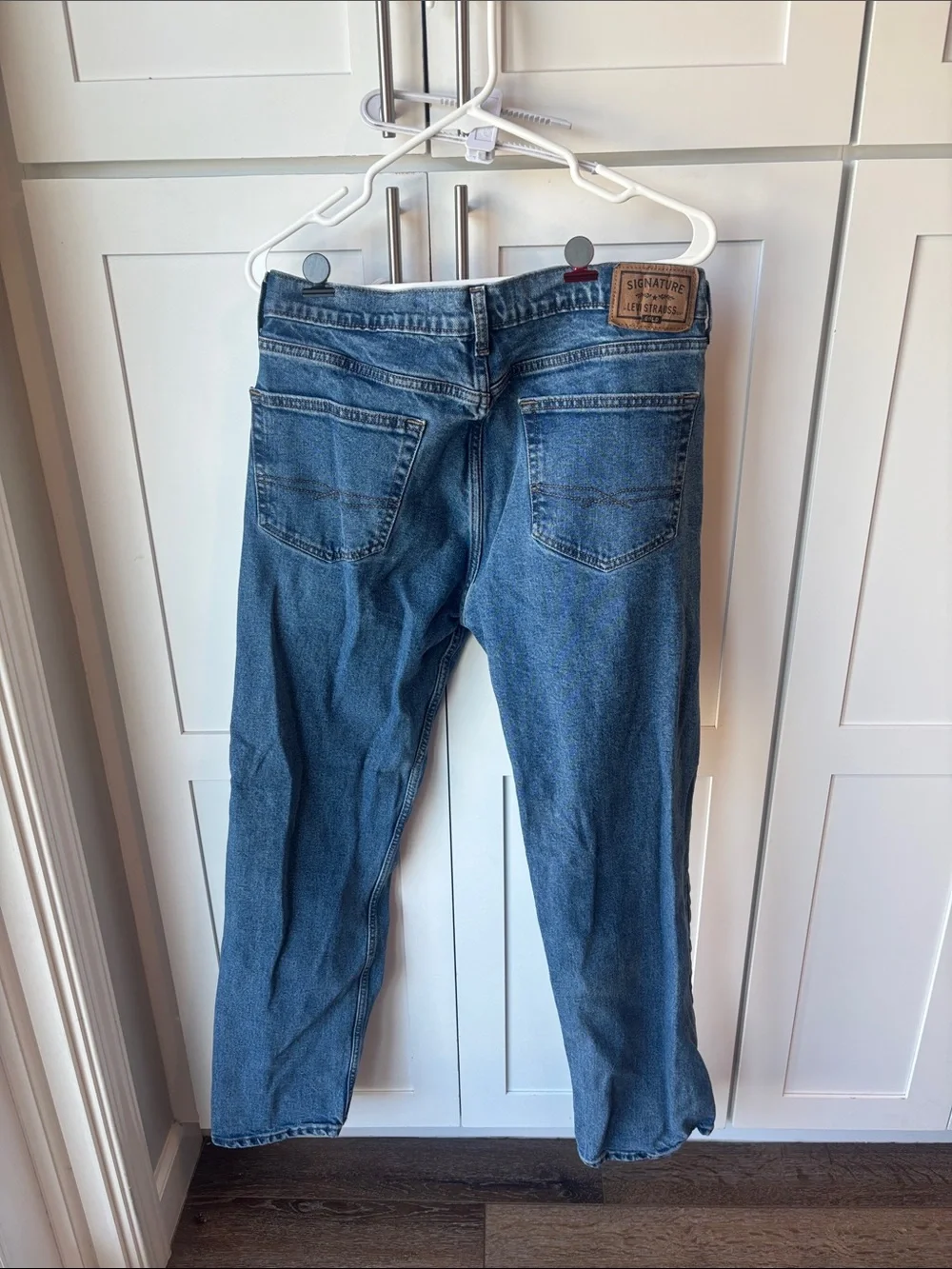 Levi's Relaxed Fit Jeans in Medium Blue Denim (34x32)